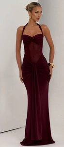 Dettaglio dell'abito lungo bordeaux con scollo all'americana e pieghe arricciate eleganti