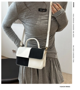 Dettaglio borsa a mano bicolore bianco e nero stile francese con tracolla sottile