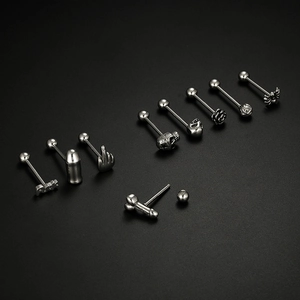 Vue détaillée de 10 piercings de langue en acier inoxydable aux styles rock et crâne