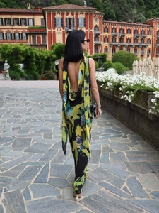 Détail d'une robe longue dos nu avec col en V et écharpe imprimée jaune et vert vif