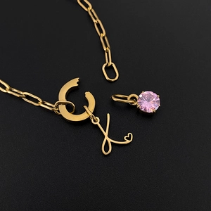 Titanium stalen gouden ketting armband met de letter L en roze zirkoon hanger
