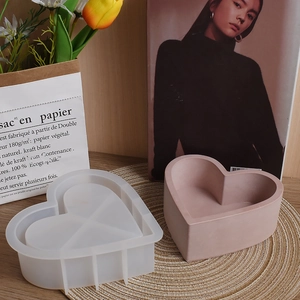 Detail van hart siliconen mal en roze betonnen doos op een geweven mat voor DIY-ambacht