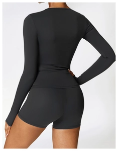 Détail d'un ensemble de yoga noir avec passe-pouces et coutures en tissu extensible