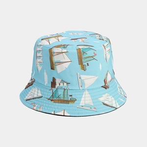 Dettaglio cappello alla pescatora celeste con motivi di barche a vela per il sole
