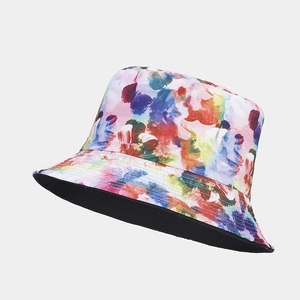Détail du chapeau bob à fleurs avec imprimé abstrait coloré et bord renforcé de coutures