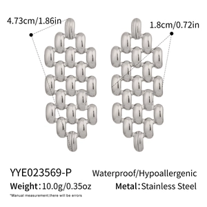 Vue détaillée de boucles d'oreilles tressées argent avec dimensions et spécifications