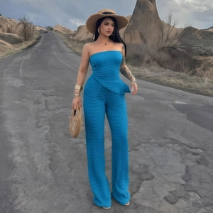 Combinaison bustier bleue à jambes larges en tissu texturé avec détail de basque à la taille