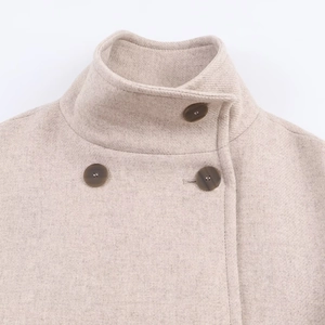 Elegante cappotto beige doppiopetto in lana con collo alto e dettagli in tessuto