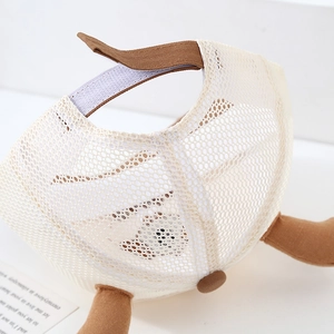 Vue détaillée de la casquette bébé en maille respirante avec sangle réglable et oreilles