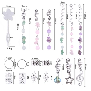 Kit d'accessoires pour dreadlocks avec épingles à fleurs, spirales et breloques sur fond blanc