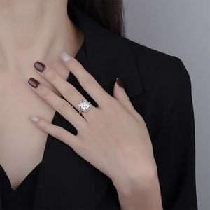 Anello barocco moderno con perla quadrata e fascia d'argento geometrica