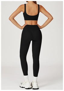 Vista posteriore del set da yoga nero con reggiseno sportivo aperto e leggings lifting