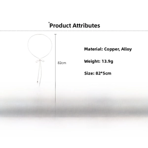 Tableau des attributs détaillés pour collier long argenté minimaliste avec nœud