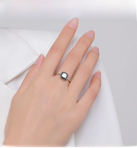 Détail d'une bague en argent S925 avec zircon carré et bordure en émail noir