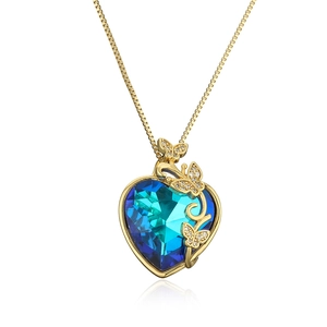 Goldene Halskette mit einem blauen Herzanhänger aus Kristall und Schmetterlingsakzenten