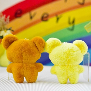 Vue arrière de deux porte-clés ours en peluche en jaune et marron vifs et mignons