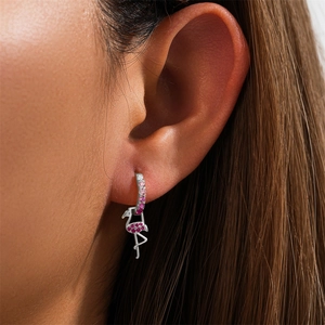 Makroaufnahme von 925er Silber-Creolen mit Flamingo-Anhängern und rosa Kristallen