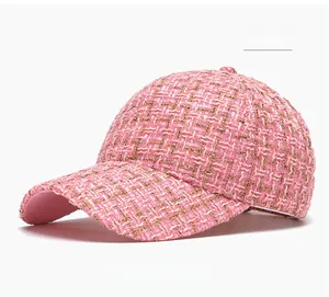 Détail de la casquette de baseball en tweed rose avec tissage de fils d'or métallisés