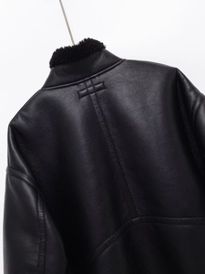 Détail du dos d'une veste en cuir noir avec col en fausse fourrure et coutures premium