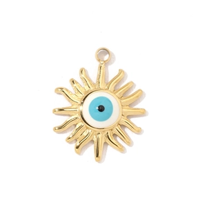 Dettaglio di un ciondolo vintage a forma di sole e stella con malocchio blu in smalto