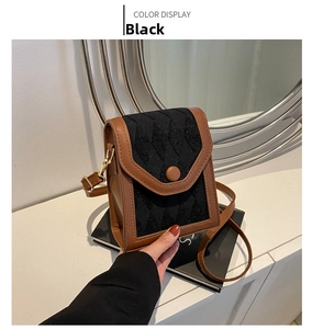 Petit sac à bandoulière matelassé noir avec bordure marron et fermeture à bouton