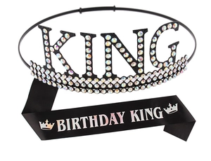 Détail d'une couronne en métal strassé et ensemble écharpe Birthday King pour homme