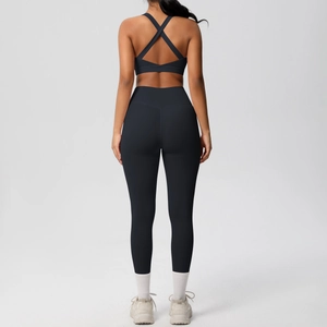 Vista posterior de leggings de yoga negros de cintura alta y sujetador deportivo cruzado