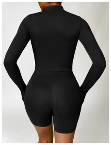 Rückansicht einer schwarzen Yoga-Jacke mit nahtloser Passform und hochelastischem Material
