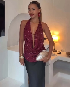 Détail du haut dos nu à paillettes bordeaux avec décolleté en V et coupe ajustée