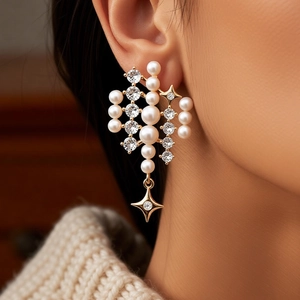 Dettaglio degli orecchini con perle e zirconi indossati per un look raffinato e chic