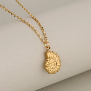 Collier minimaliste en acier inoxydable doré avec pendentif conque et chaîne fine