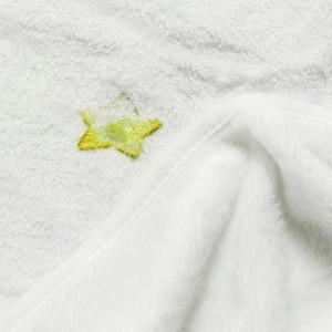 Detailansicht der weichen Baby-Meilensteindecke aus Flanell mit Sternenstickerei und Naht