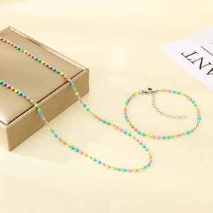 Détails à plat d'un ensemble collier et bracelet en argent bohème avec perles colorées