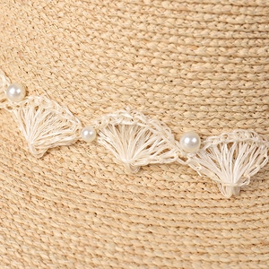 Chapeau de paille élégant kaki clair avec dentelle détaillée et perles d'imitation