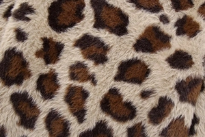 Makroaufnahme der weichen Kunstfell-Textur mit klassischem beige-braunem Leopardenmuster