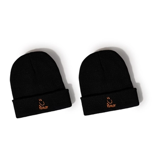 Deux bonnets en tricot noir avec broderie orange Amor smiley face sur fond blanc