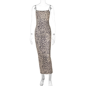Detailansicht vorne: Körperbetontes Maxikleid mit Leopardenmuster und Spaghettiträgern