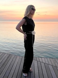 Zweiteiler aus Leinen mit ärmellosem Crop-Top und weiter Hose am Meer im Sonnenuntergang