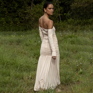 Détail d'une élégante robe longue crème à épaules dénudées avec bustier plissé