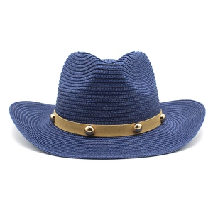Détail d'un chapeau de cowboy en paille bleu marine avec ruban brun et boucle dorée