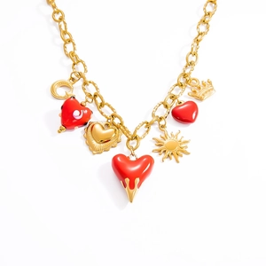 Collier en acier doré avec pendentifs cœurs en émail rouge et charmes soleil
