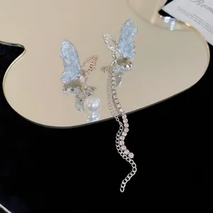 Boucles d'oreilles papillon asymétriques avec perles et pompons en strass brillants