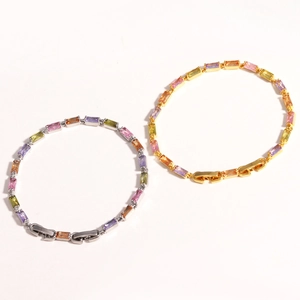 Dettaglio di bracciali con zirconi colorati e placcatura in oro e argento puro