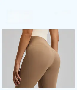 Détail du legging de yoga marron foncé à taille haute avec design push-up fessier en V