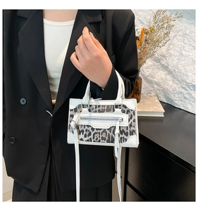 Detalle del bolso con estampado de leopardo blanco y negro y ribete de cuero PU blanco