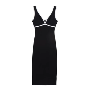 Robe moulante noire pour femme avec dentelle blanche et col en V sur fond blanc