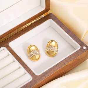 Élégantes boucles d'oreilles ovales en acier inoxydable doré 18 carats avec cristaux blancs