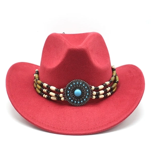Détail d'un chapeau de cowboy en daim rouge avec perles ethniques et turquoise