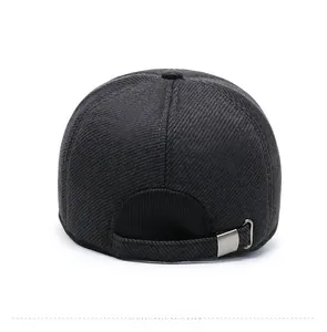 Détail de l'arrière d'une casquette d'hiver avec boucle en métal et texture sergé