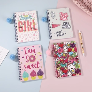 Lote de cuadernos de espiral con dibujos animados y pompones sobre fondo rosa y azul